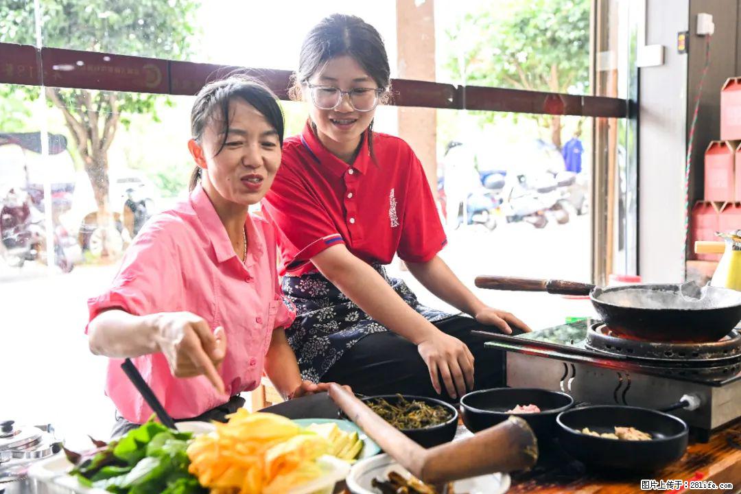 全网追的“扁担女孩”，找了一份暑假工，时薪12元 - 香港生活资讯 - 香港28生活网 hk.28life.net