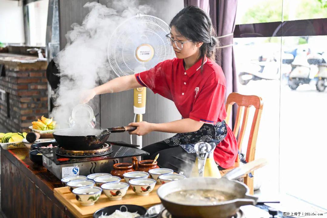 全网追的“扁担女孩”，找了一份暑假工，时薪12元 - 香港生活资讯 - 香港28生活网 hk.28life.net